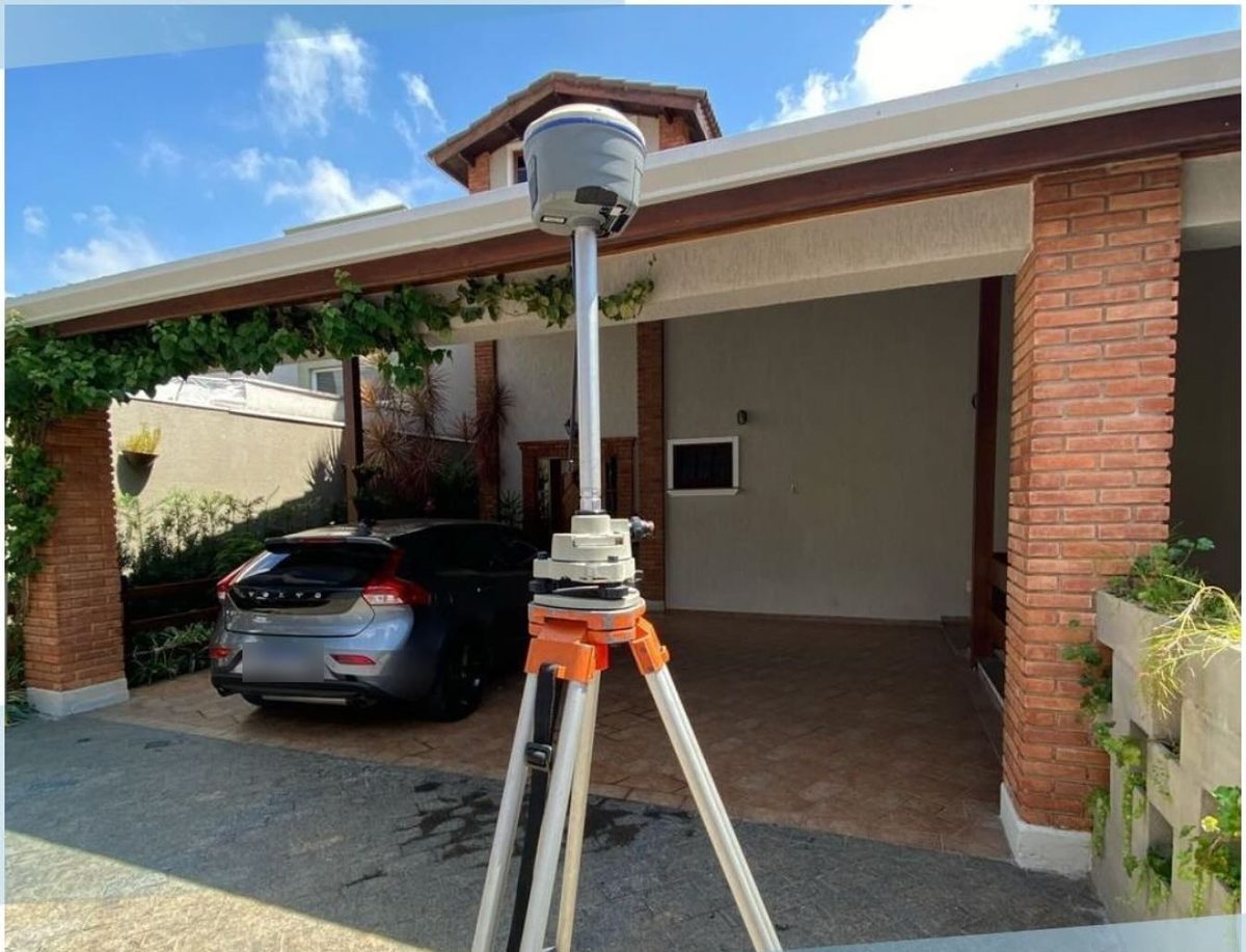 Levantamento topográfico georreferenciado com GPS em tripé
